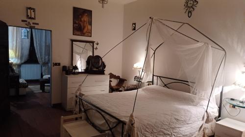 um quarto com uma cama e uma rede mosquiteira em Casale Toscano in aperta campagna em Figline Valdarno