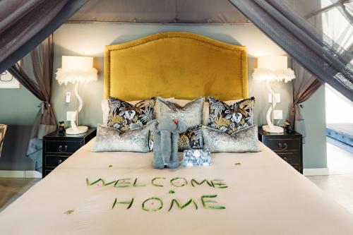 Katil atau katil-katil dalam bilik di Safari Moon Luxury Bush Lodge