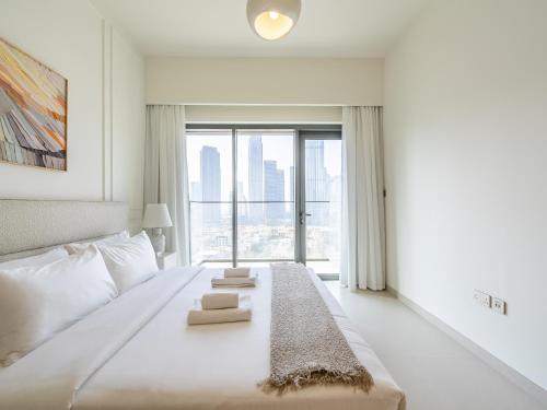 Postel nebo postele na pokoji v ubytování Eloquent Upscale 2BR with Breathtaking Full Burj Khalifa