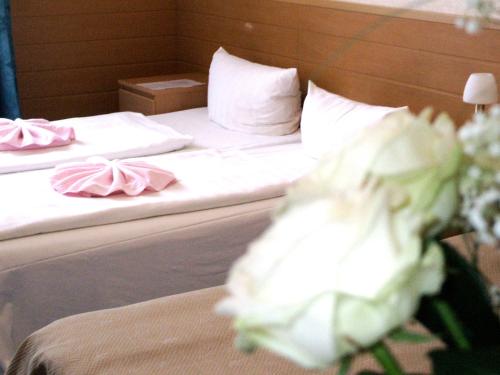 
Ein Bett oder Betten in einem Zimmer der Unterkunft Hotel Pension Messe
