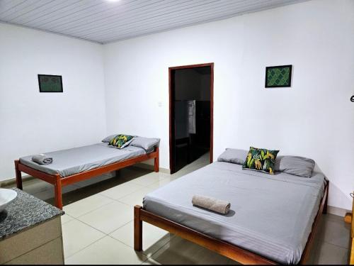 Zimmer mit 2 Betten und einem Waschbecken in der Unterkunft 3F Apartments in Leticia