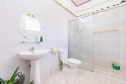 een badkamer met een toilet, een wastafel en een douche bij Villages Sân Vườn ĐỨC HOÀNG in Vung Tau