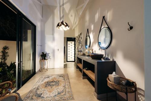 Televisyen dan/atau pusat hiburan di Safari Moon Luxury Bush Lodge