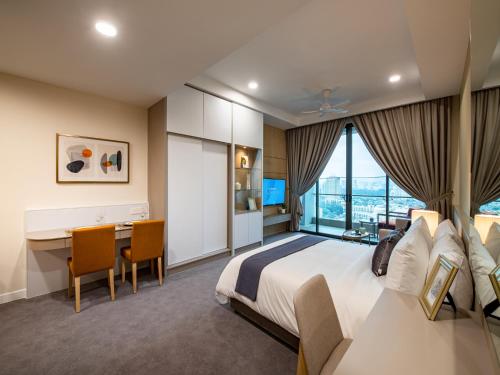 スバン・ジャヤにあるSunway Sanctuary - Seniors Hotel & Residencesの大きなベッドと机があるホテルの部屋