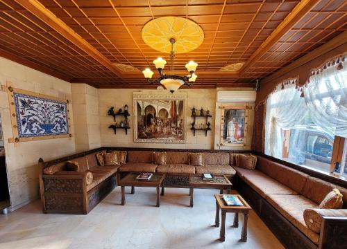 Ruang duduk di Saruhan Hotel