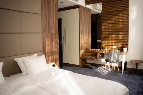ベオグラードにあるOlivia Roomsのベッドルーム1室(ベッド1台、デスク、椅子付)