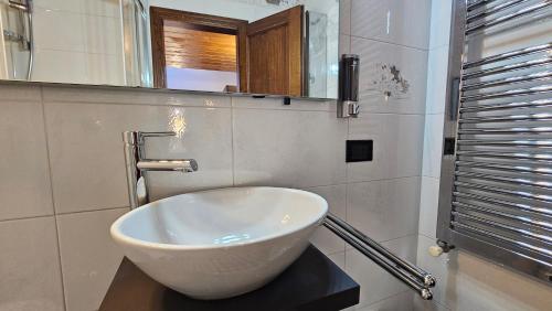 a bathroom with a bowl sink and a mirror at Lilium Domus in Florence