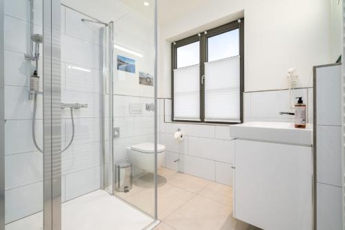 a bathroom with a shower and a toilet and a sink at Zolima - Apartment - Familie - Paare - E-Bike Ladestation in Stolpe auf Usedom