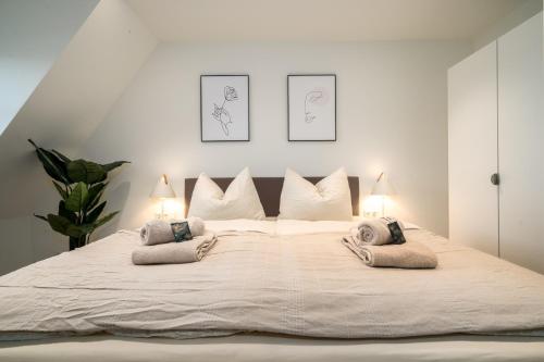 duże białe łóżko z 2 poduszkami w obiekcie Zolima - Apartment - Familie - Paare - E-Bike Ladestation w mieście Stolpe auf Usedom