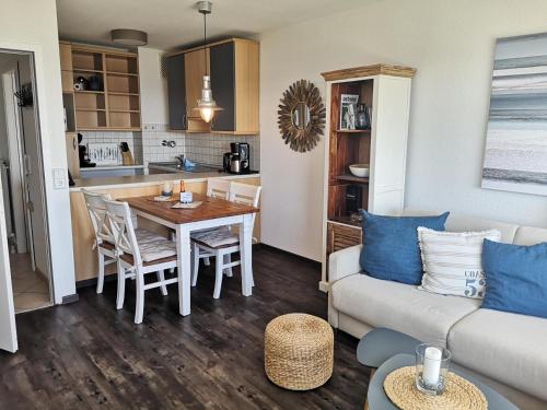 un soggiorno con un divano e un tavolo di Strandhotel Wohnung 16 a Dahme