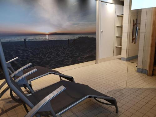 een fitnessruimte met uitzicht op het strand bij Strandhotel Wohnung 33 in Dahme