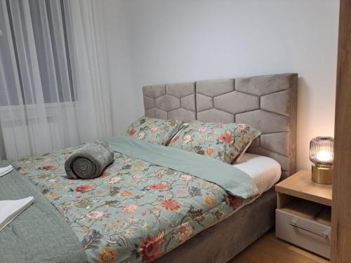 een slaapkamer met een bed met een grijs hoofdeinde en een bed van 2 m2 bij Slavija Square Belgrade in Belgrado