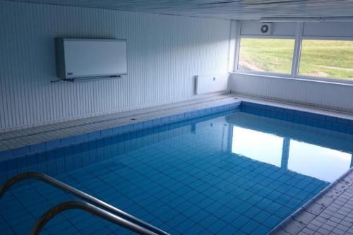 una grande piscina con schermo a muro di Strandhotel Wohnung 59 a Dahme