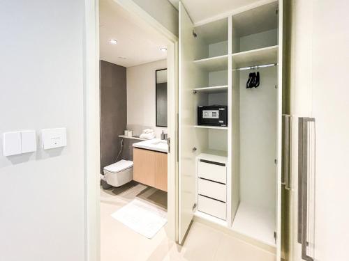 een kleine badkamer met een toilet en een wastafel bij Amazing Apartment with City Views in Downtown 164BC-2 in Dubai