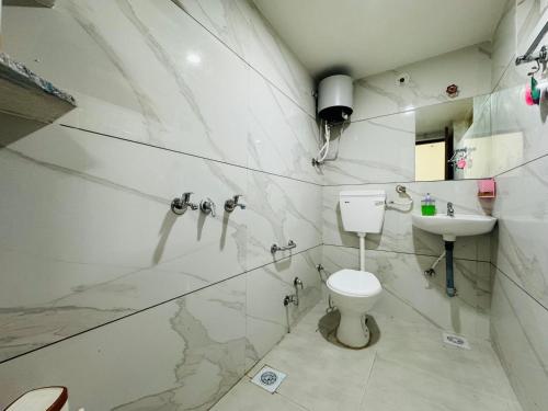 een badkamer met een toilet en een wastafel bij Sukoon The Legacy in Ujjain