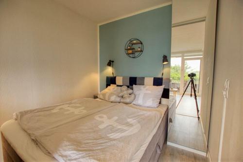 ein Schlafzimmer mit einem großen Bett in einem Zimmer in der Unterkunft Haus Schöne Aussicht, App 2SBE19 in Heiligenhafen