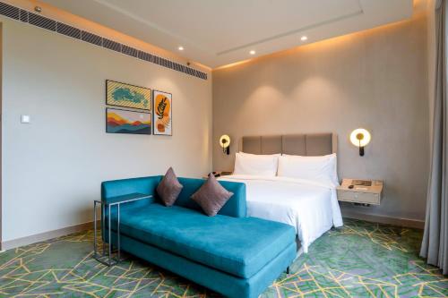 Una cama o camas en una habitación de Holiday Inn Katra Vaishno Devi by IHG