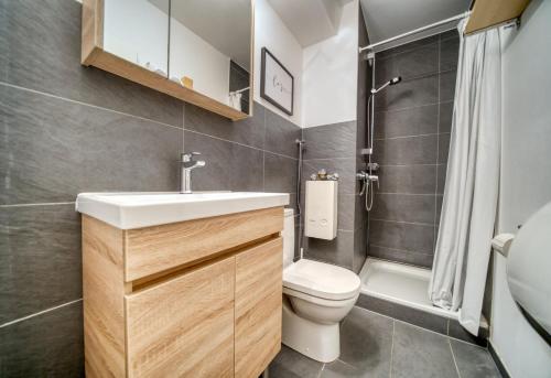 bagno con lavandino e servizi igienici di Haus Schöne Aussicht, App 2SBE11 a Heiligenhafen