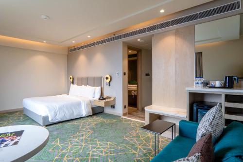 Una cama o camas en una habitación de Holiday Inn Katra Vaishno Devi by IHG