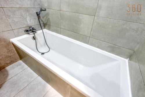 Ένα μπάνιο στο Large, fully equipped maisonette with private POOL by 360 Estates