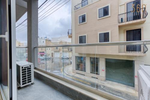 Μπαλκόνι ή βεράντα στο Large, fully equipped maisonette with private POOL by 360 Estates