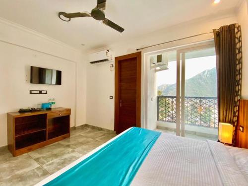 een slaapkamer met een groot bed en een raam bij Bonfire Hostels Rishikesh in Rishīkesh