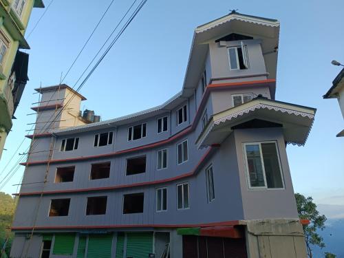 budynek, który stoi na niebie w obiekcie HOTEL SILVER w mieście Pakhyong