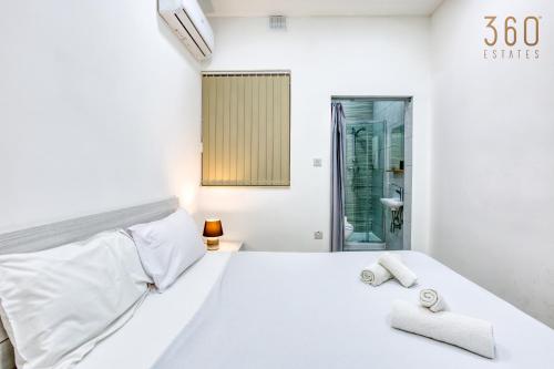 Ένα ή περισσότερα κρεβάτια σε δωμάτιο στο Large, fully equipped maisonette with private POOL by 360 Estates