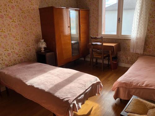 - une chambre avec 2 lits, une commode et un bureau dans l'établissement Chambre 2 dans un appartement, à Bourg-en-Bresse