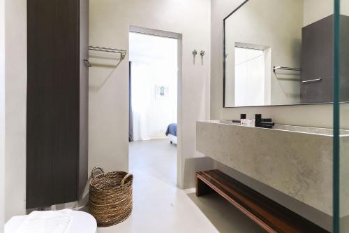 een badkamer met een wastafel en een spiegel bij Avenida Liberdade Premium I by Homing in Lissabon