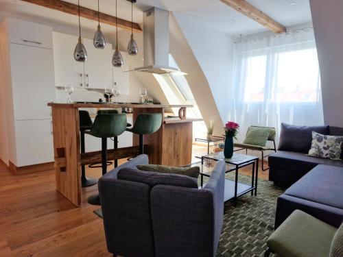 a living room with a kitchen and a table at Newly renovated 3 bedroom Apartment with AC and bath tub in Vienna