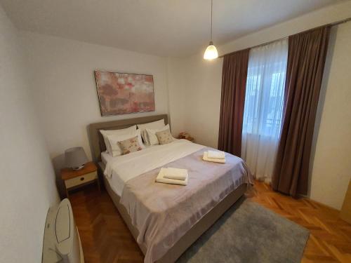 En eller flere senge i et værelse på Apartments Dvor - ap4, ap5, ap6