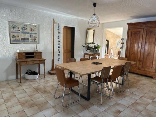 - une salle à manger avec une table et des chaises en bois dans l'établissement Maison avec jardin, à Malemort-du-Comtat