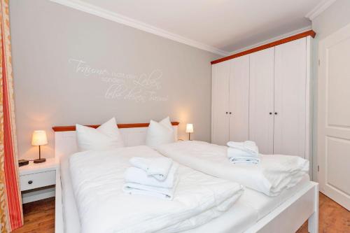 キュールングスボルンにあるUrlaubstraeume-am-Meer-Wohnung-5-3-539のベッドルーム1室(白いシーツが備わるベッド2台付)