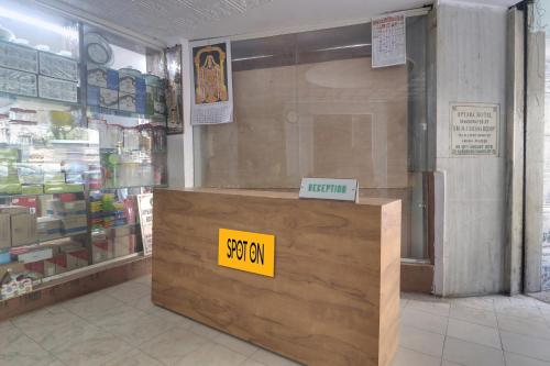 uma loja com um sinal na frente de uma porta em SPOT ON Apsara Hotel em Hyderabad