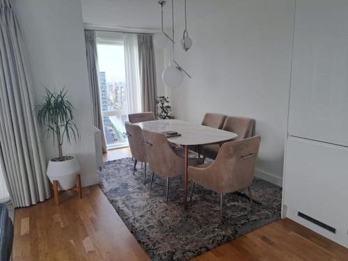 kuchnia i jadalnia ze stołem i krzesłami w obiekcie Cozy Double Room with Large En Suite Near Canary Wharf London with Amazing Views in a Shared Apartment w Londynie