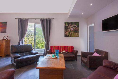 - un salon avec des fauteuils et une table basse dans l'établissement Villa 