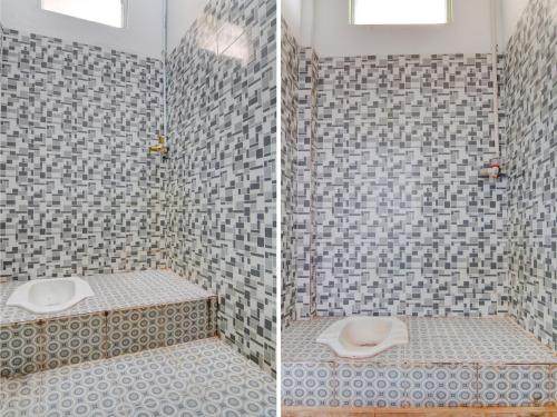 dwa zdjęcia prysznica z toaletą w łazience w obiekcie SPOT ON 92797 Awi Stay Syariah w Dumai