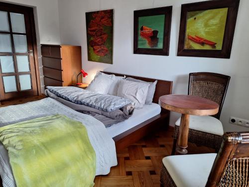 um quarto com duas camas e uma mesa em Dom Nałęczowski em Nałęczów