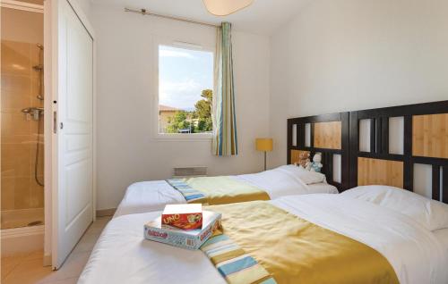 サン・テギュルフにあるLes Terrasses Des Embiezのベッドルーム1室(ベッド2台、窓付)