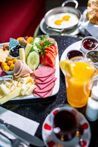 une table surmontée d'une assiette de nourriture et de boissons dans l'établissement Ramada Encore Istanbul Kartal, à Istanbul