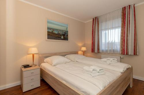キュールングスボルンにあるUrlaubstraeume-am-Meer-Wohnung-6-8-9808のベッドルーム1室(ベッド1台、白いタオル2枚付)
