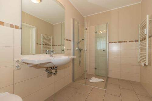 a bathroom with a sink and a shower at Urlaubstraeume-am-Meer-Wohnung-6-8-9808 in Kühlungsborn