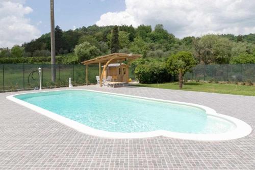 una piscina con gazebo in un cortile di CasaLina Appartamento a Santa Croce sullʼ Arno