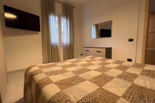 una camera con un letto con una coperta a scacchi di CasaLina Appartamento a Santa Croce sullʼ Arno