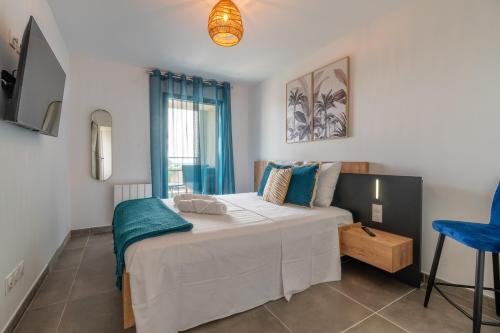 Schlafzimmer mit einem Bett und einem Fenster in der Unterkunft Dieu Nérée & sa vue mer in Sète