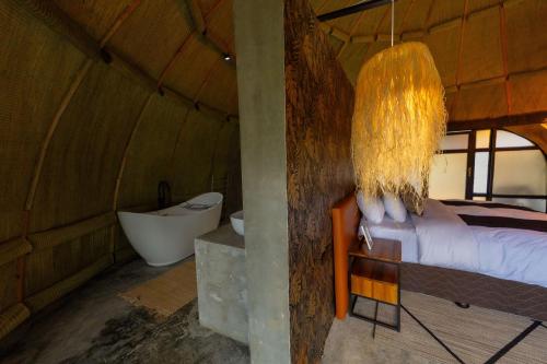 ein Badezimmer mit einer Badewanne, einem Bett und einer Badewanne in der Unterkunft Amarembo by Touch Down in Kigali