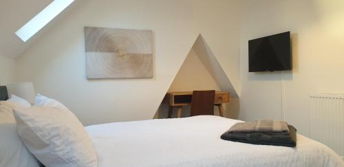 Un dormitorio con una cama y un televisor en la pared. en Comfort Stay Rooms, en Portslade-by-Sea