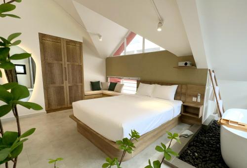 ホーチミン・シティにあるKIN WANDER - Tân Phongのベッドルーム(大きな白いベッド1台、窓付)