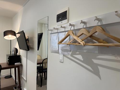 SSH Ikseon peter cat Hostel في سول: غرفة مع ممر مع الشماعات وطاولة
